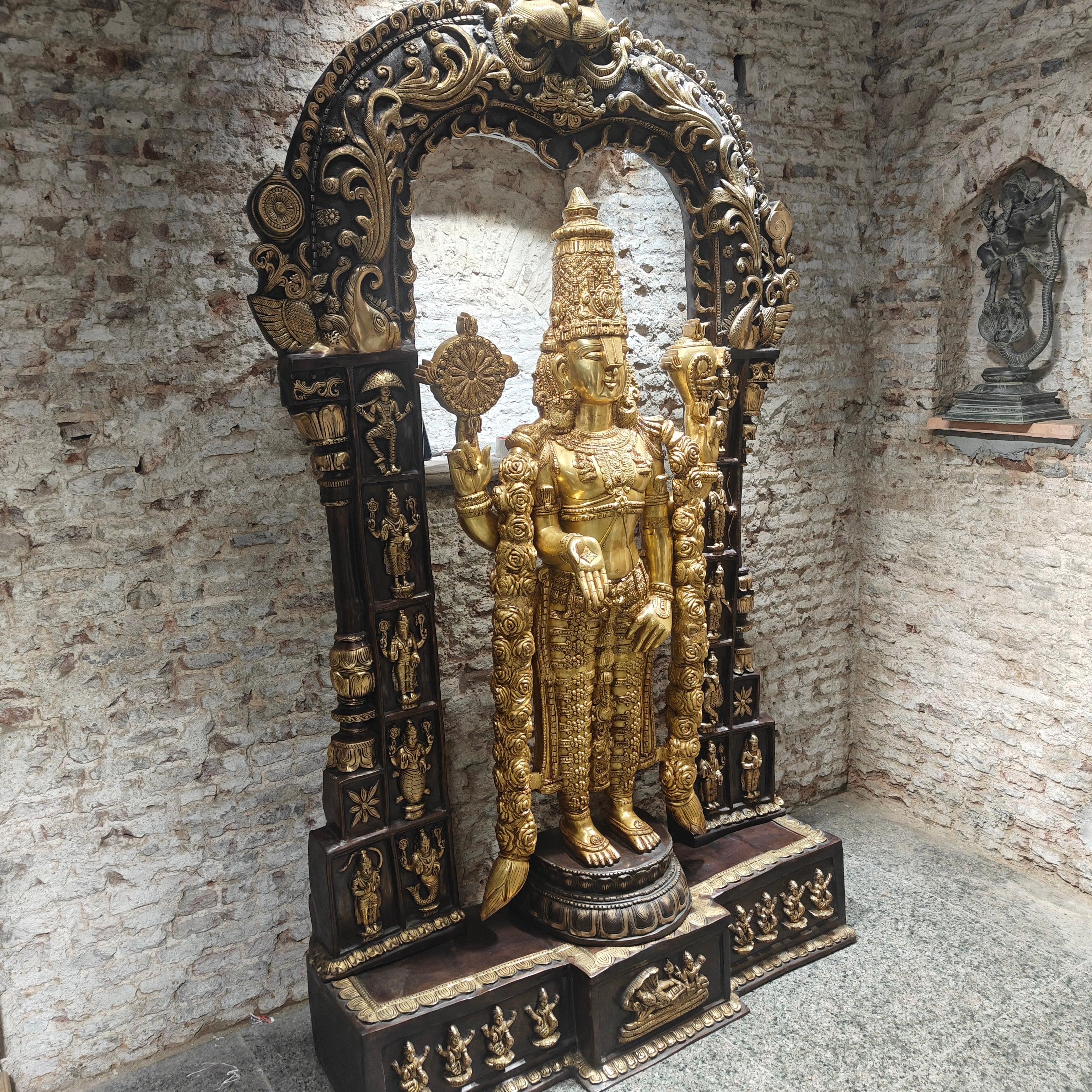 Brass Super Large Tirupati Balaji Venkateshvara Idol With Kirtimukha Throne 7.5 Feet-4